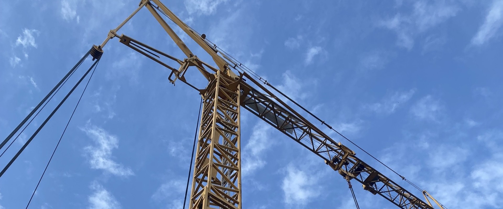 Baukran auf einer Baustelle von Johann Hollmann